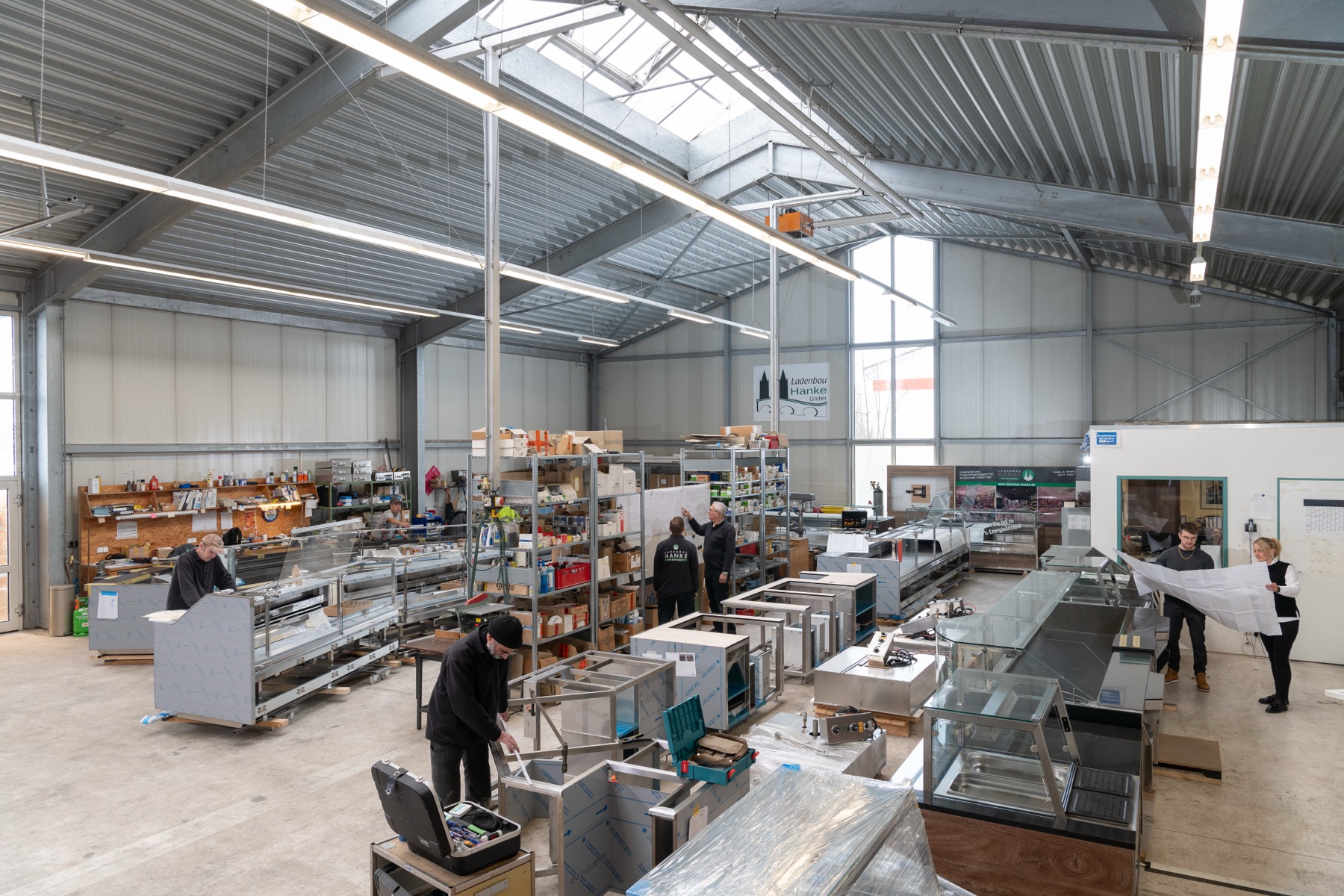 Produktionshalle der Manufaktur Ladenbau Hanke in Barbing bei Regensburg